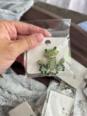5/$25 mint Green Crystal Frog Brooch for Kids